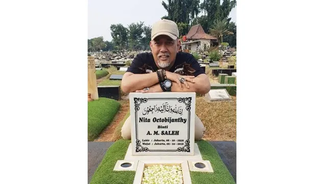 6 Momen Haru Indro Warkop Ziarah ke Makam Istri, Ucapkan Selamat Ulang Tahun