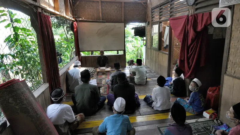 Ilustrasi - santri di Bogor belajar di tengah situasi pandemi Covid-19