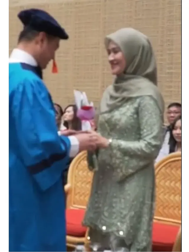 6 Potret Tommy Kurniawan Wisuda S1 di Usia 39 Tahun, Bahagia Didampingi Istri
