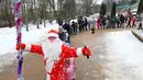 Warga bersenang-senang dalam sebuah pertunjukan untuk menyambut Tahun Baru mendatang di sebuah taman di Minsk, Belarus, pada 27 Desember 2020. (Xinhua/Henadz Zhinkov)
