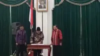 Gubernur Jawa Barat Ahmad Heryawan menyerahkan jabatan kepada Sekretaris Daerah Iwa Karniwa di Aula Barat Gedung Sate