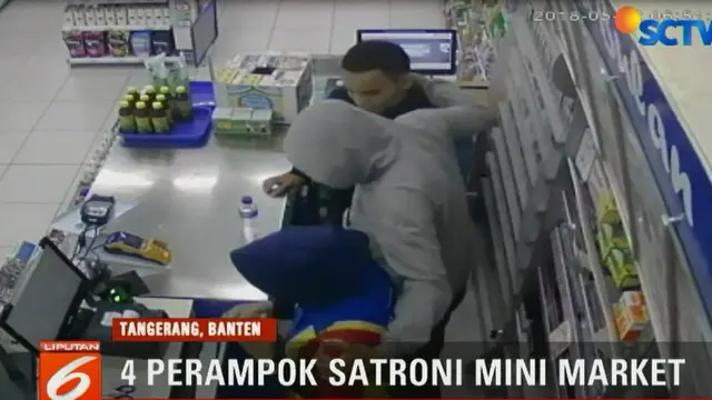 Dari rekaman kamera pemantau terlihat saat empat orang perampok masuk dan langsung mengancam dengan senjata tajam kepada penjaga minimarket di Tangerang.