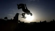  Para remaja Palestina menyukai olahraga Parkour. Foto diambil pada Jumat (14/11/2014) (AFP Photo/Mohammed Abed)