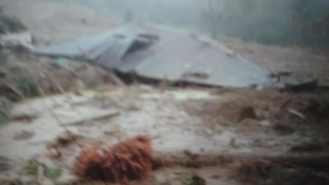 Longsor di Sumatera Barat Timbun Empat Warga, Baru Satu Korban Bisa Dievakuasi