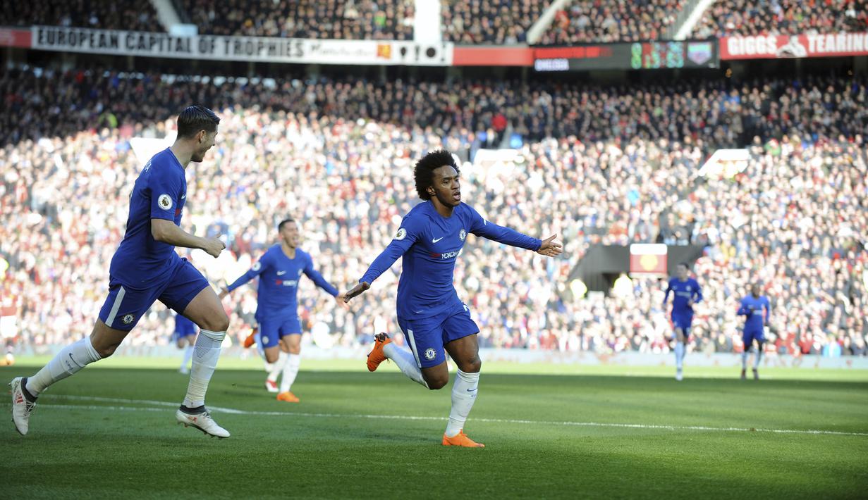 Pemain Chelsea, Willian mencetak gol pembuka ke gawang Manchester United pada lanjutan Premier League di Old Trafford stadium, Manchester, (25/2/2018). Manchester United menang 2-1. (AP/Rui Vieira)