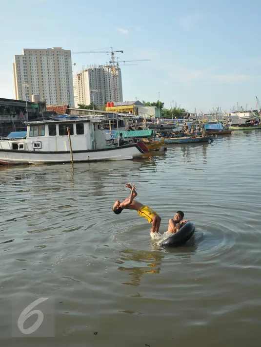 Anak-anak bermain di tepi laut di kawasan Luar Batang, Penjaringan, Jakarta, Senin (28/3). Pemprov DKI Jakarta menargetkan pembangunan 300 Ruang Publik Terpadu Ramah Anak (RPTRA) di seluruh kawasan Jakarta. (Liputan6.com/Gempur M Surya) 