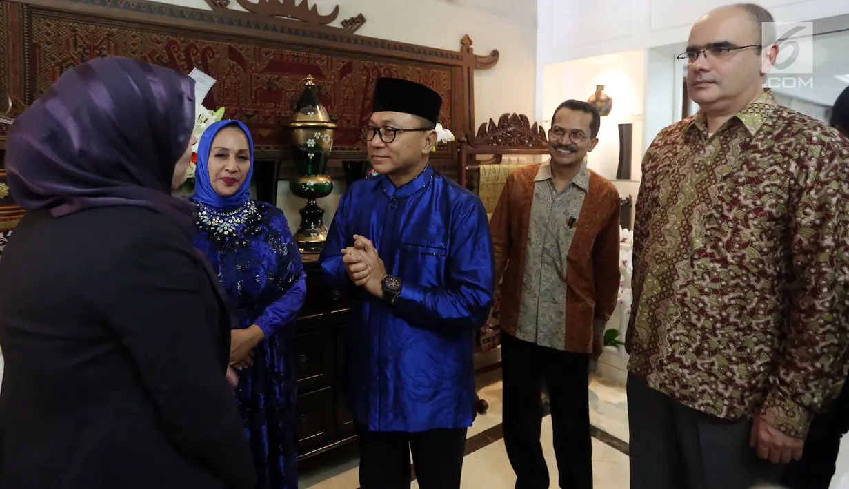 Ketua MPR Zulkifli Hasan berbincang saat menyambut tamunya di rumah dinas Ketua MPR di Jakarta (25/6). Perayaan Idul Fitri 1438 dimanfaatkan ketua MPR untuk menggelar open house sebagai ajang silaturahmi. (Liputan6.com/Johan Tallo)