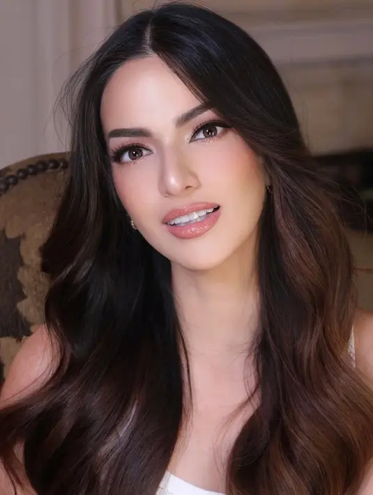 Wajah Nia Ramadhani dipulas makeup flawless dengan sentuhan nude pada lipstik maupun blush [@dhirmanputra]