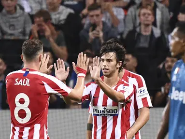 Gelandang Atletico Madrid, Joao Felix, merayakan gol yang dicetaknya ke gawang Juventus pada laga ICC di Stadion Solna, Stockholm, Sabtu (10/8). Atletico menang 2-1 atas Juventus. (AFP/Jonathan Nackstrand)