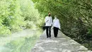 Jokowi dan Iriana tampak romantis berjalan di jembatan yang membelah mangrove di Taman Hutan Raya Ngurah Rai, Bali. Keduanya kompak mengenakan kemeja putih dipadukan celana hitam. Instagram @jokowi.