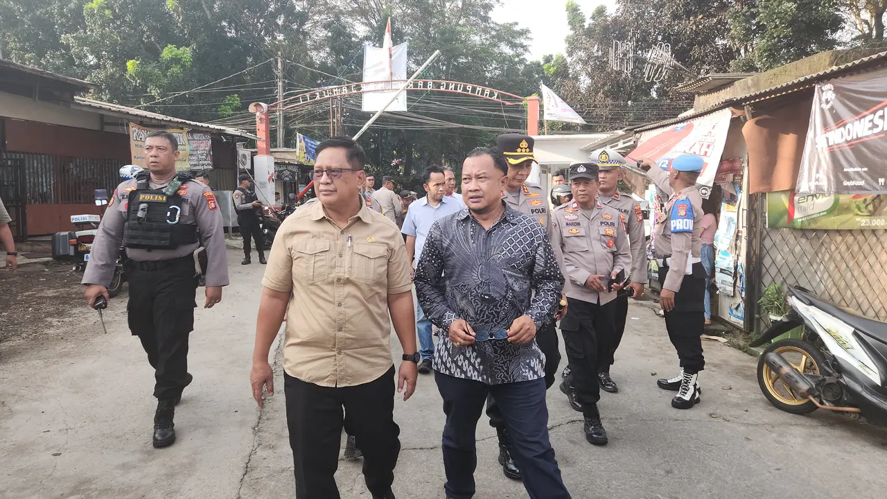 Komisioner Kompolnas Choirul Anam dan Supardi Hamid, bersama Kapolres Metro Depok, Kombes Abdul Waras mendatangi lokasi penangkapan ketua ormas dan pembakaran mobil kepolisian di Jalan Dahlan, Cimanggis, Depok. (Liputan6.com/Dicky Agung Prihanto)