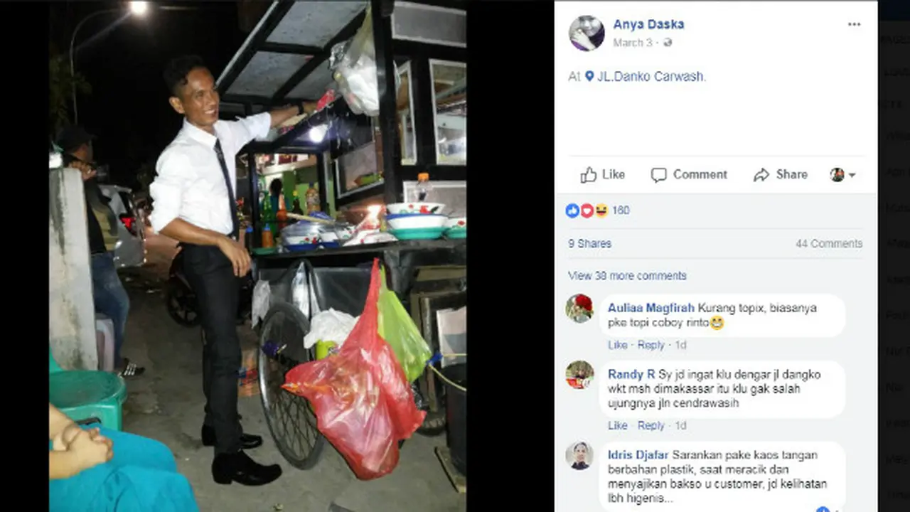 Gaya Necis Pedagang Bakso di Makassar