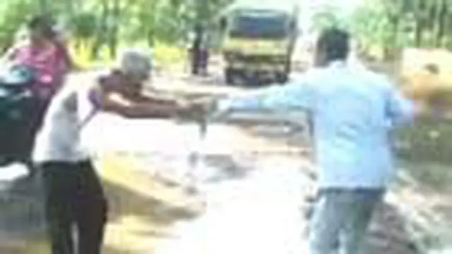 Parodi Rakyat di Jalan Rusak