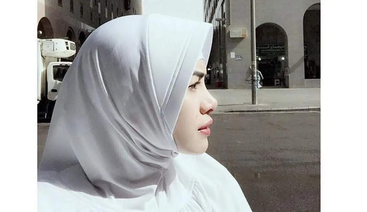 Nikita Mirzani tak melewatkan kesempatan untuk selfie. Aktris 29 tahu itu menutup semua aurat dengan busana hijab. (instagram.com/nikitamirzanimawardi)