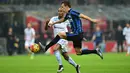 Gelandang Inter Milan, Ivan Perisic (kanan) berusaha mengontrol bola dari kejaran bek Lazio, Abdoulay Konko pada lanjutan liga Italia di Stadion San Siro, Italia (20/12). Lazio menang atas Inter Milan dengan skor 2-1. (AFP/GIUSEPPE CACACE)