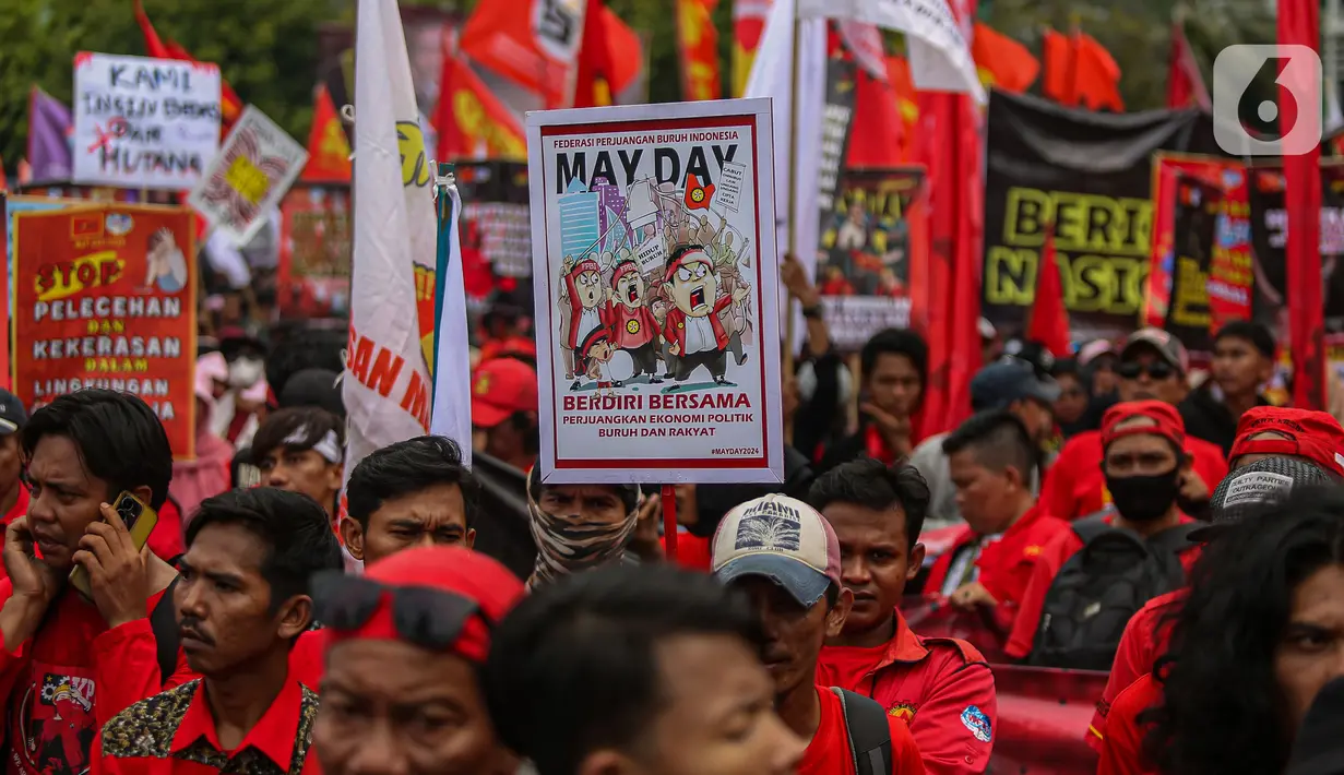 Massa buruh melakukan long march menuju kawasan Bundaran HI di hari Buruh. (Liputan6.com/Angga Yuniar)