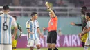 <p>Wasit Fu Ming asal China memberi kartu kuning kepada pemain Timnas Argentina U-17, Octavio Ontivero saat menghadapi Timnas Mali U-17 pada laga perebutan tempat ketiga Piala Dunia U-17 2023 di Stadion Manahan, Solo, Jumat (1/12/2023). (Bola.com/Bagaskara Lazuardi)</p>
