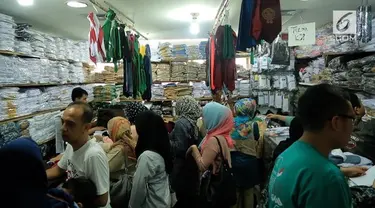 Pedagang menyebut fenomena ini sebagai Lebaran bagi penjual alat sekolah.