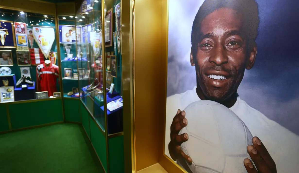 Foto legenda sepakbola Brasil, Pele terpampang di Museum Pele di Lugansk, Ukraina Timur (17/3/2016). Museum ini dibuka pada 2012 saat Ukraina menjadi tuan rumah Piala Eropa bersama Polandia. (AFP Photo/Aleksey Filippov)