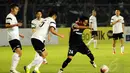 Pemain depan Indonesia All Star, Agus Indra mencoba lolos dari kawalan dua pemain JS & Friends saat berlaga di Stadion GBK Jakarta, (2/6/2014). (Liputan6.com/Helmi Fithriansyah)