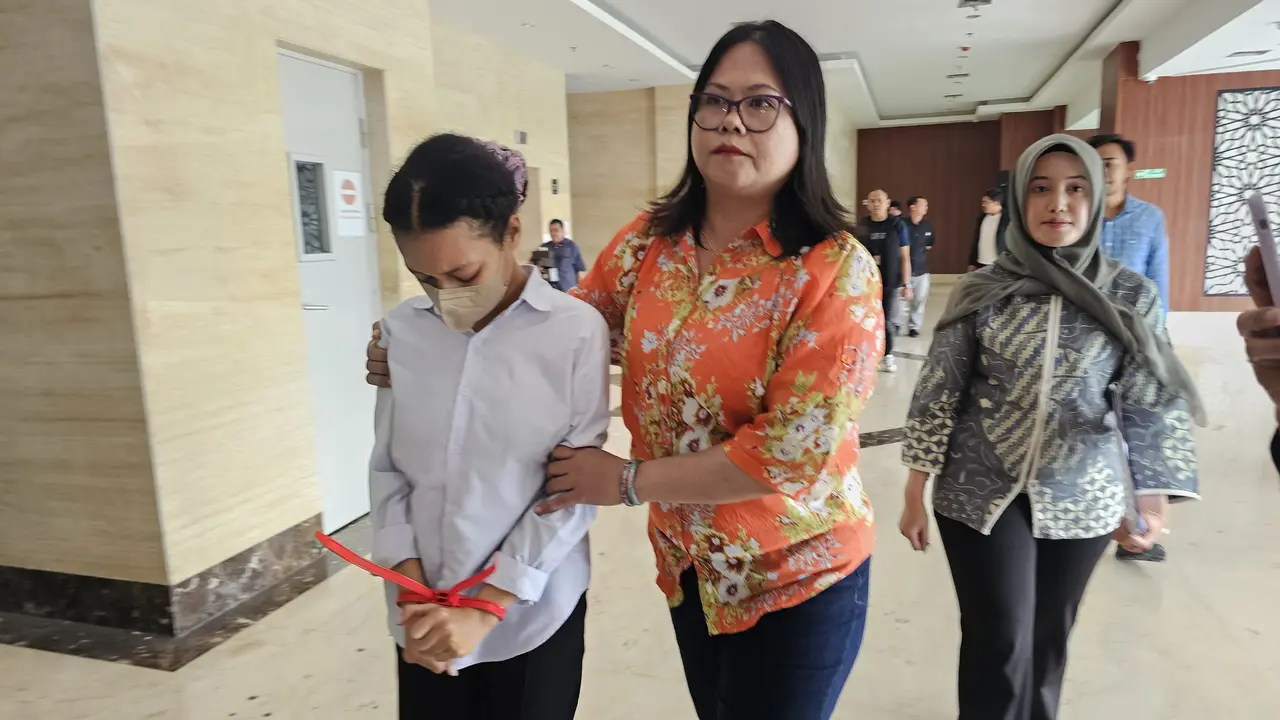 Tersangka pembuangan bayi di wilayah Sawangan, saat diamankan unit PPA Polres Metro Depok. (Liputan6.com/Dicky Agung Prihanto)
