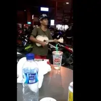 Kamu harus lihat video pengamen cilik bersuara emas di Rawamangun yang hebohkan netizen ini.
