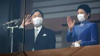 Kaisar Jepang Naruhito (kiri) dan Permaisuri Masako menyapa publik saat perayaan ulang tahun ke-63 kaisar di Istana Kekaisaran di Tokyo, Jepang, Kamis (23/2/2023). Warga Jepang ramai-ramai datang untuk mengucapkan selamat kepadanya Kaisar Jepang Naruhito saat perayaan ulang tahunnya yang ke-63. (Takashi Aoyama/Pool Photo via AP)