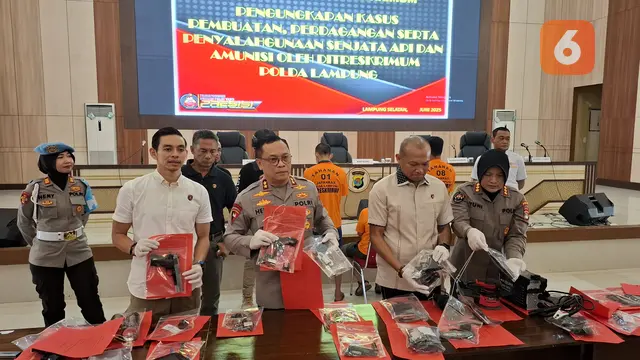 Sejumlah senjata api rakitan dan ribuan amunisi berhasil diungkap Polda Lampung. Foto : (Liputan6.com/Ardi).