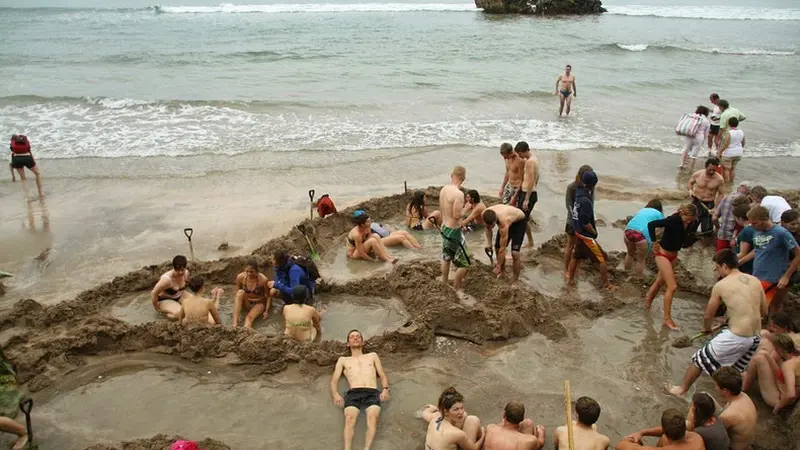 Nikmati Berendam Air Hangat di Hot Water Beach, Selandia Baru