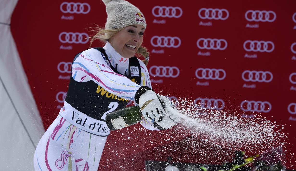 Lindsey Vonn saat meraih posisi kedua dalam FIS Alpine World Cup Women Super Combined di Val d'Isere, Prancis, (18/12/2015). (AFP/Philippe Desmazes)