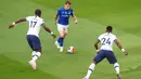 Bek Everton, Lucas Digne (tengah) berebut bola dengan pemain Tottenham Hotspur, Moussa Sissoko (kiri) dan Serge Aurier pada lanjutan pertandingan Liga Inggris di Tottenham Stadium, Selasa (7/7/2020) dini hari. Tottenham Hotspur susah payah mengalahkan Everton 1-0. (Richard Heathcote/Pool via AP)