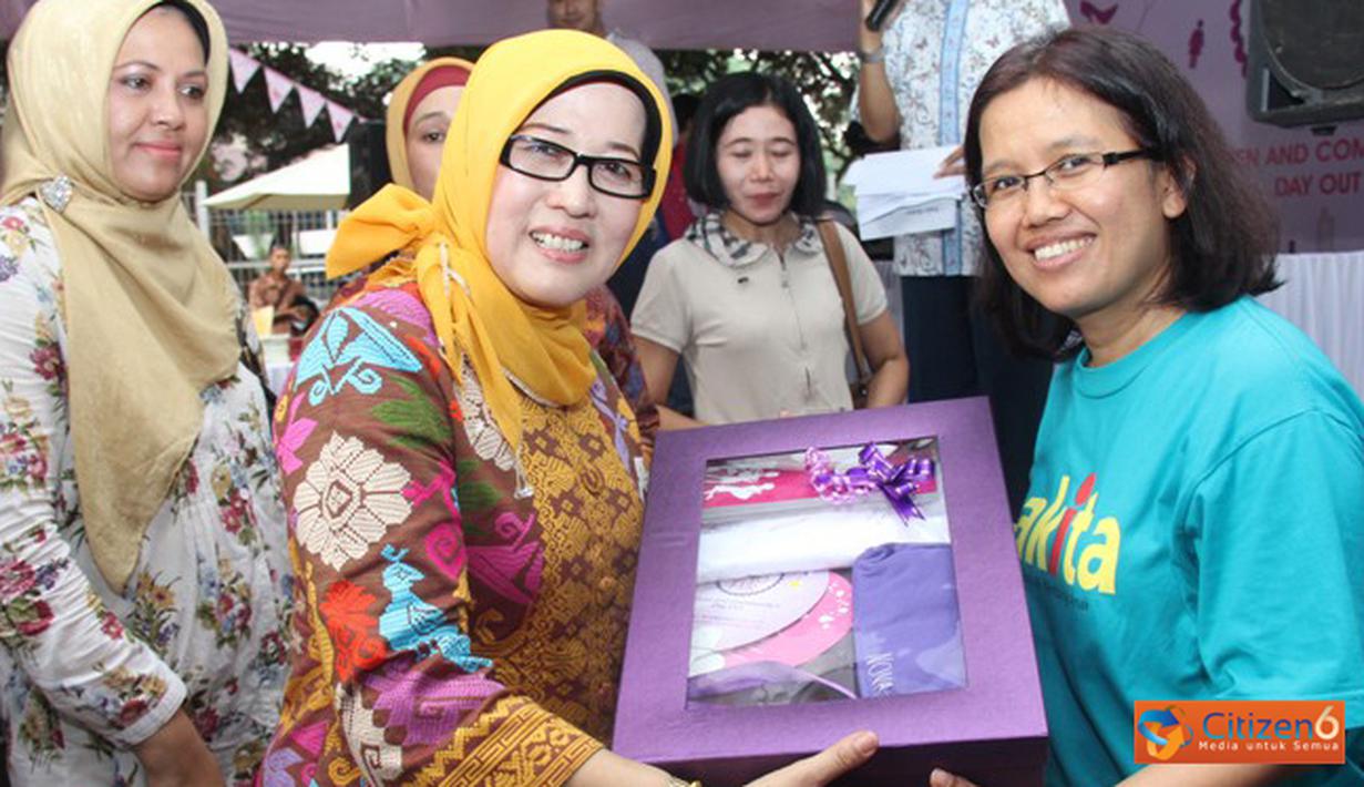 Citizen6, Senayan: Prajurit KRI Karimata-960 mengadakan demo masak dalam event Nova Ladies Fair yang berlangsung di Parkir Timur Pintu Selatan Gelora Bung Karno Senayan, Minggu (11/11). (Pengirim: Dispenkolinlamil)

