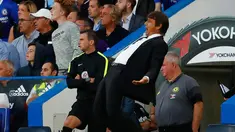 Manajer Chelsea, Antonio Conte saat memberi arahan kepada anak asuhnya dalam Liga Primer Inggris melawan West Ham United di Stadion Stamford Bridge, Senin (15/8). Chelsea keluar sebagai pemenang dengan skor 2-1. (REUTERS/ Eddie Keogh)