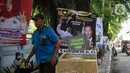 Poster dari para Calon Legislatif (caleg) Pemilu 2024 dilabeli tulisan "Tersangka Penusukan Pohon" terpaku dipohon yang tertanam di kawasan Jakarta Utara, Jumat (12/1/2024). (Liputan6.com/Angga Yuniar)