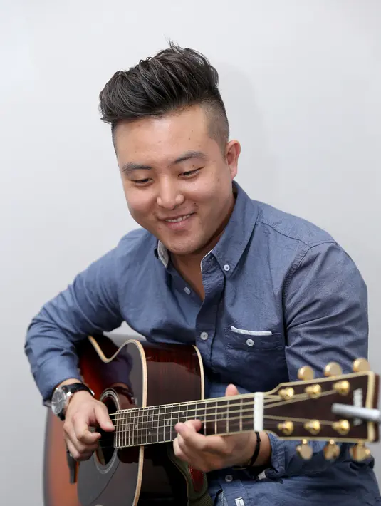 Saat dijumpai di SCTV Tower, Senayan, Jakarta, Senin (26/10/2015), David Choi turut membawakan lagu hitsnya berjudul 'By My Side' kepada Bintang.com. (Andy Masela/Bintang.com)