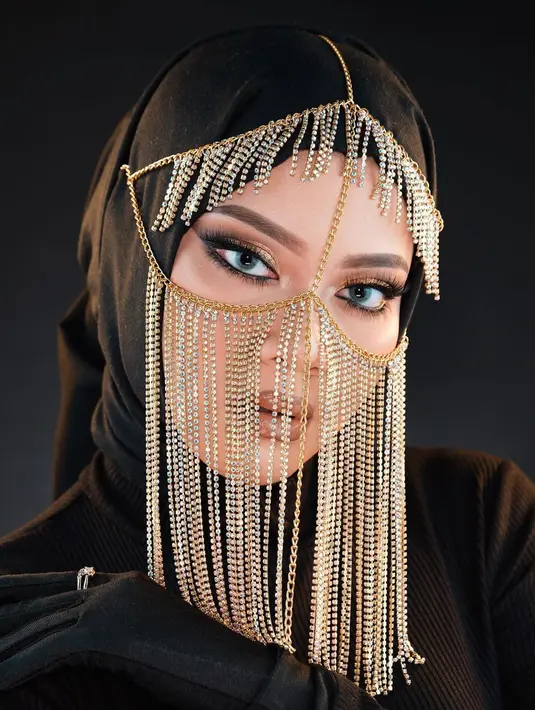 Riasan mata dibuat smokey dengan penambahan eyeliner di atas dan bawah mata untuk memberi kesan Arabian makeup look.