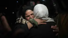 Amani Omran disambut kerabatnya saat tiba di Rumah Sakit Nasser di Khan Younis, Jalur Gaza selatan, Rabu 4 Februari 2026 pagi waktu setempat, menyusul pembukaan kembali penyeberangan perbatasan Rafah. Gelombang warga Palestina yang hendak kembali ke Jalur Gaza terus berlangsung. (AP Photo/Jehad Alshrafi)