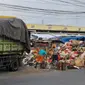 Dinas Lingkungan Hidup (DLH) Tangerang Selatan mencatat terjadinya kenaikan sebesar 10 persen sampah yang dihasilkan oleh masyarakat selama libur lebaran 2024. (Liputan6.com/Pramita Tristiawati)
