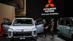 Awak media berkumpul di depan Mitsubishi Motors Delica D:5 pada sesi jumpa pers di Japan Mobility Show di Tokyo pada Rabu 29 Oktober 2025. Japan Mobility Show (JMS) 2025 resmi dibuka. Dengan semangat baru, Japan Mobility Show (JMS) 2025 membawa pesan bahwa industri otomotif Negeri Sakura itu siap berevolusi menuju masa depan mobilitas yang lebih luas, cerdas, dan berkelanjutan. (Philip FONG/AFP)