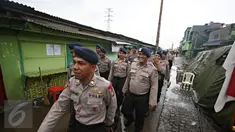 Sebanyak 5.000 personel gabungan dari Polda Metro Jaya, Kodam Jaya dan Pemprov DKI bersiaga di kawasan Kalijodo, Jakarta, Senin (29/2). Ribuan personel tersebut dikerahkan untuk mengamankan penggusuran kawasan Kalijodo. (Liputan6.com/Immanuel Antonius)