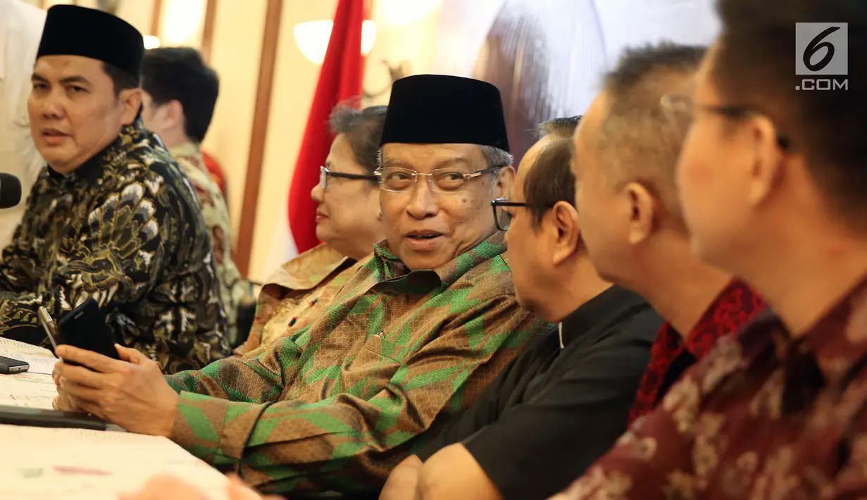 Ketua Umum PBNU KH Said Aqil Siroj memberikan keterangan pers di Jakarta, Jumat (15/12). Tokoh lintas agama ini membaca butir-butir sikap solidaritas yang telah mereka sepakati. (Liputan6.com/JohanTallo)