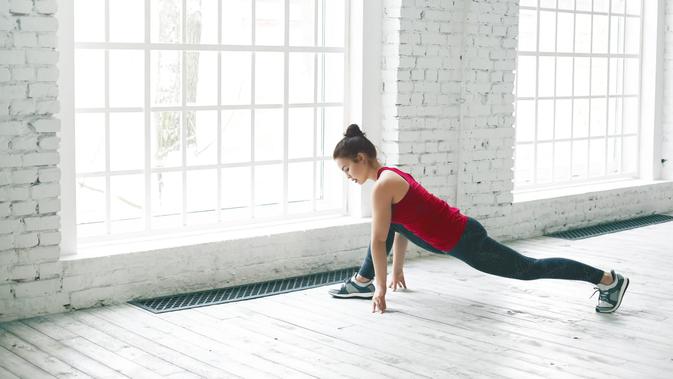 13 Kiat Yoga di Rumah untuk Pemula: Kuasai Surya Namaskar A Sekarang!