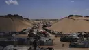 Sejak Jumat, 19 September 2025 waktu setempat, terlihat deretan tenda panjang memenuhi daerah tersebut. (AP Photo/Jehad Alshrafi)