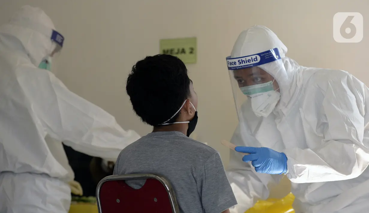 Petugas Puskesmas melakukan swab test terhadap warga di Balai RW 20, Villa Dago, Pamulang, Tangerang Selatan, Banten, Jumat (17/7/2020). Swab test gratis yang dilakukan seiring meningkatnya kasus COVID-19 tersebut diikuti 200 warga dari beberapa RW di Benda Baru. (merdeka.com/Dwi Narwoko)