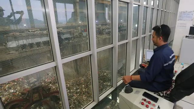 Seorang pekerja di TPS Benowo sedang memproses salah satu tahapan mengubah sampah menjadi energi listrik. (Liputan6.com/Dian Kurniawan)