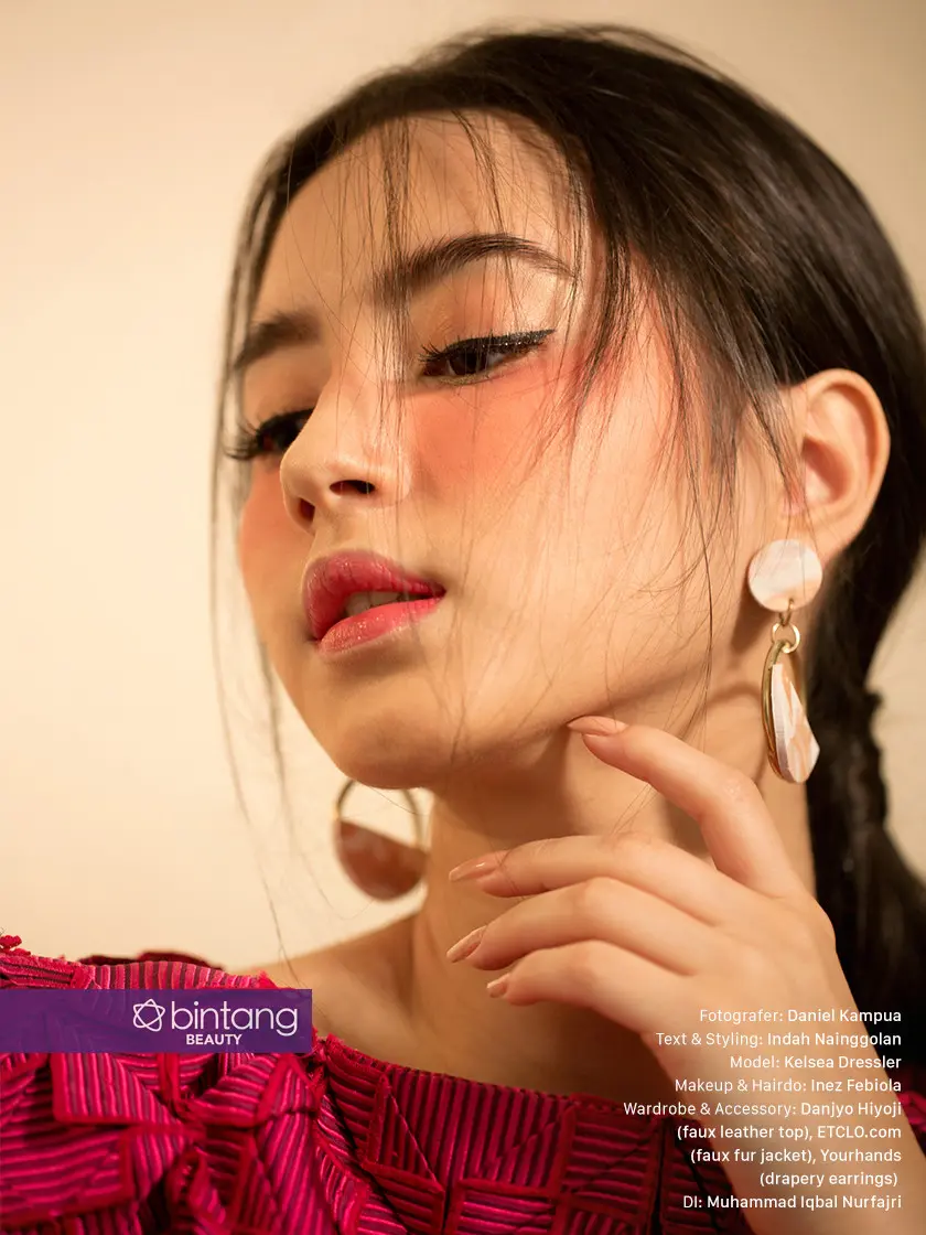 Berikan nuansa makeup yang modern saat memakai statement earrings. Dari look yang casual hingga glamor, all eyes on you!