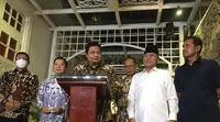 Ketum Partai Golkar Airlangga Hartarto didampingi Ketum PAN Zulkifli Hasan dan Ketum PPP Suharso Monoarfa mengumumkan koalisi parpol untuk Pemilu 2024. Kesepakatan politik ini disampaikan di Rumah Heritage Jakarta, Kamis (12/5/2022) malam. (Liputan6.com/Delvira Hutabarat)