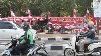 Pengendara melintas dekat penjual bendera musiman di pinggir trotoar kawasan Pasar Minggu, Jakarta, Kamis (2/8). Beberapa penjual bendera menawarkan dagangannya seharga Rp15.000-Rp400.000 tergantung ukuran.  (Liputan6.com/Herman Zakharia)