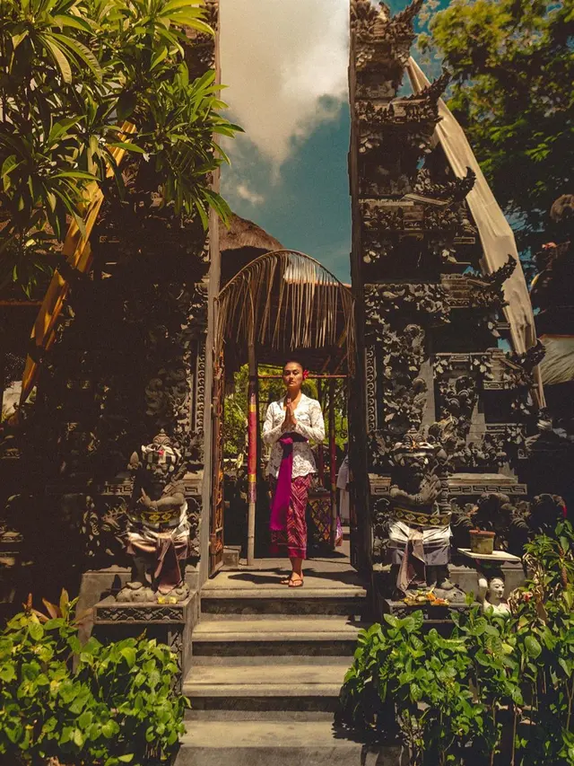 Potret Agnez Mo Pakai Kebaya Tradisional Bali (sumber: instagram/agnezmo)