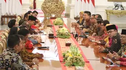 Presiden Joko Widodo saat bertemu dengan asosiasi pengusaha mikro, kecil dan menengah di Istana Merdeka, Jakarta, Selasa (18/6/2019). Berbagai peluang yang ada harus digunakan sebaik-baiknya, baik di usaha jasa, perdagangan, industri kecil, maupun industri menengah. (Liputan6.com/Angga Yuniar)